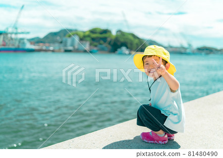 Boy (1 person, whole body, portrait) 81480490