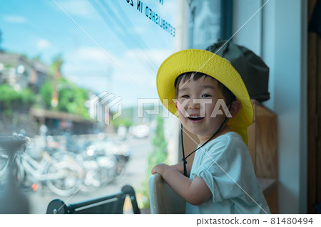 男孩（1人，全身，肖像） 81480494