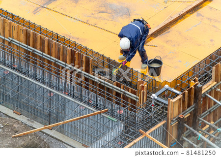 Before concrete placement, cleaning the reinforcing bars, cleaning the inside of the formwork 81481250