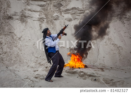 Afghan terrorists are setting fires. 81482327