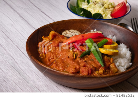 咖哩飯、夏季蔬菜香料咖哩和蔬菜沙拉 咖哩飯、夏季蔬菜香料咖哩和蔬菜沙拉 81482532