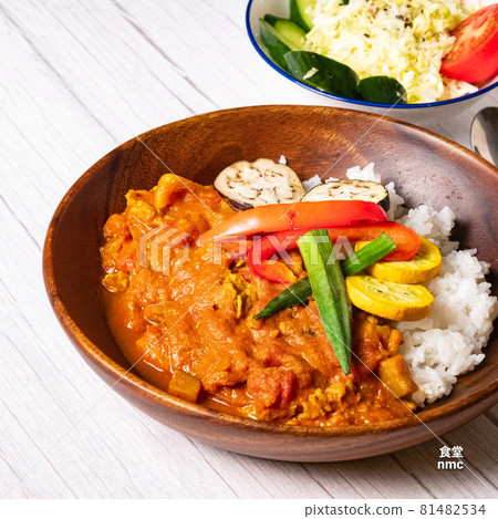 Curry rice, summer vegetable spice curry and green salad Curry rice, summer vegetable spice curry and green salad 81482534