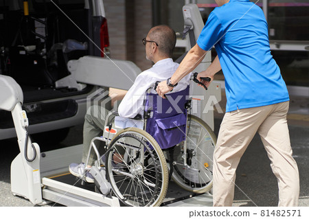 護理人員將老人送上護理計程車 護理人員將老人送上護理計程車 81482571