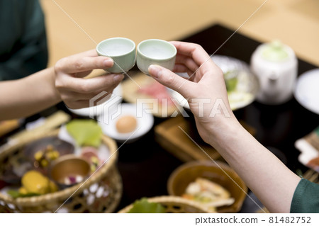 兩位女性朋友在客棧的晚餐上敬酒 兩位女性朋友在客棧的晚餐上敬酒 81482752