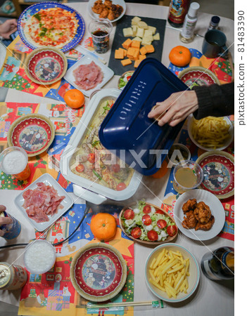 家庭聚會的用餐場景 家庭聚會的用餐場景 81483390