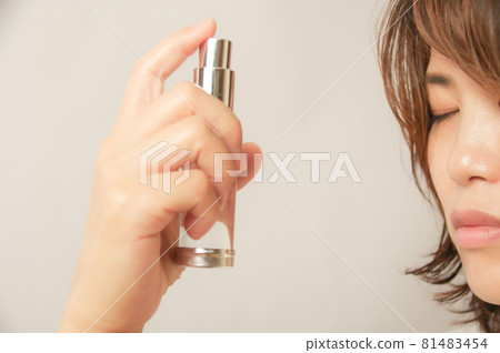 噴在臉上的女人 81483454