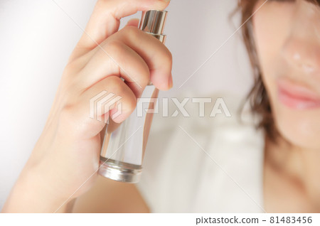 噴在臉上的女人 81483456