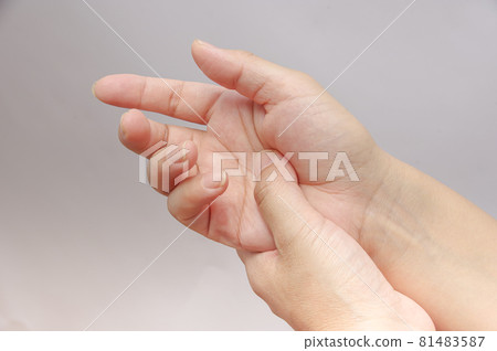 推著手掌的女人 81483587