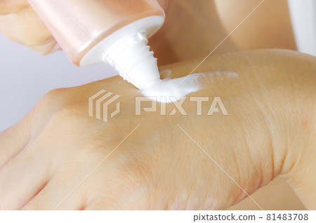 應用奶油的婦女於她的手 應用奶油的婦女於她的手 81483708