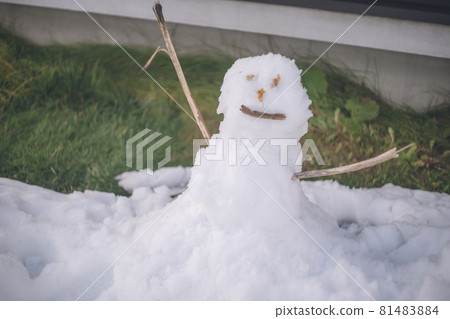 Snowman with unmelted snow-Niseko, Hokkaido Snowman with unmelted snow-Niseko, Hokkaido 81483884