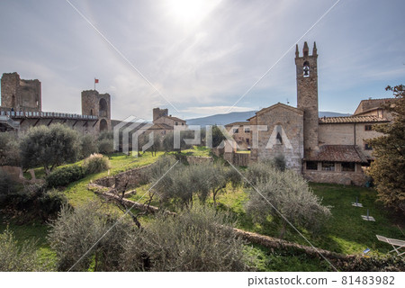 Monteriggioni, a rural town in Tuscany 81483982