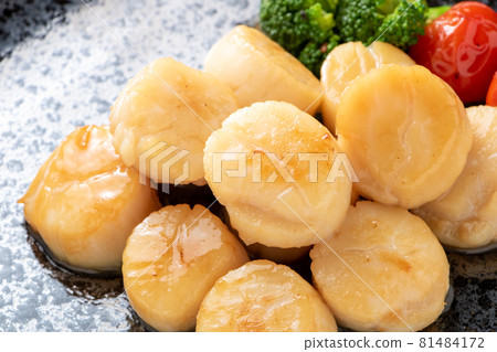 Grilled scallops with butter. 81484172