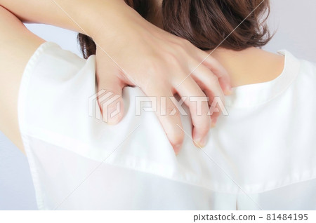 A woman with stiff shoulders 81484195