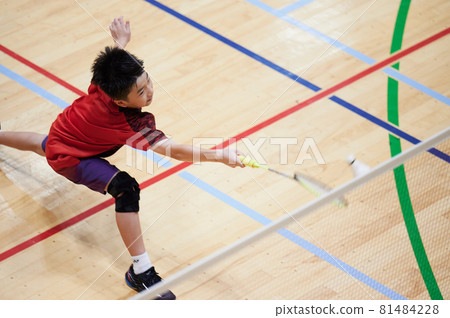 打羽毛球的小學男生 81484228