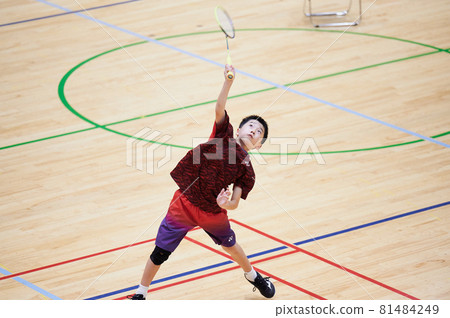 Elementary school boys playing badminton 81484249