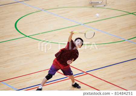 Elementary school boys playing badminton 81484251