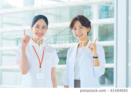 微笑在醫院工作的白大褂的醫務工作者（護士，女醫生） 81484685