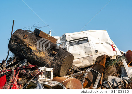 Scrapheap at a scrap metal business site, blue sky 81485510