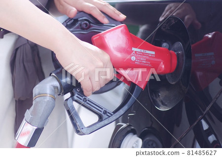 付汽油的女人 81485627