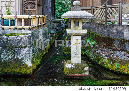 鮫井宿十水（滋賀縣米原市）清流中的石燈籠 81486599