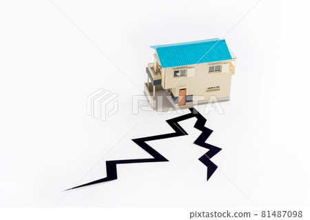 Image of earthquake (self-made paper craft) 81487098