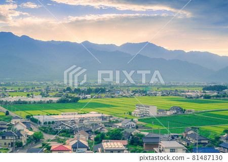 Azumino [summer] surrounded by afterglow after sunset 81487130