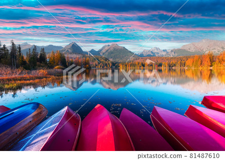 Picturesque autumn view of lake Strbske pleso in High Tatras National Park 81487610