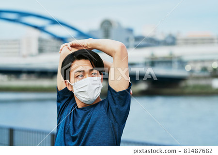 一個男人在伸展身體 一個男人在伸展身體 81487682