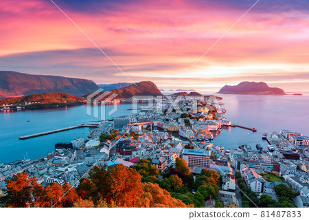 Colorful sunset in Alesund port town 81487833