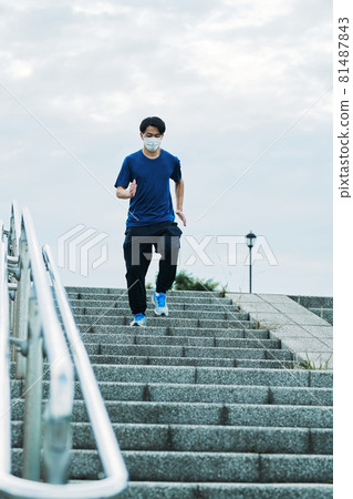 一個人走下樓梯 81487843