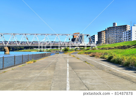 從市川大橋/江戶川（千葉縣市川市）附近眺望和葉女子大學 [2020.10] 81487878