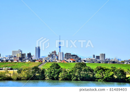 Looking toward JR Koiwa Station over the Edo River (Ichikawa City, Chiba Prefecture) [2020.10] 81489403