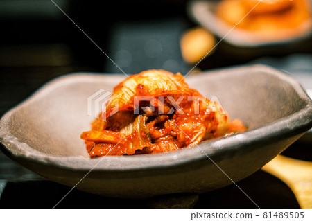 大白菜泡菜排在盤子上 81489505
