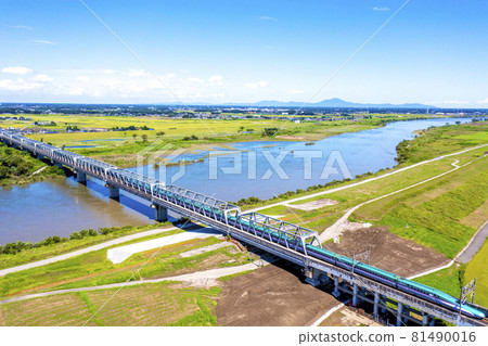 橫穿利根川和遠處筑波山的東北新幹線(E5系隼)(茨城縣古賀市) 橫穿利根川和遠處筑波山的東北新幹線(E5系隼)(茨城縣古賀市) 81490016