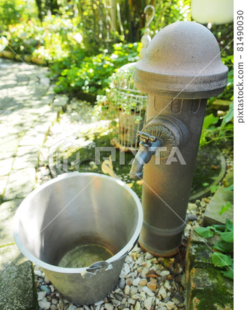 Faucet and bucket 81490030