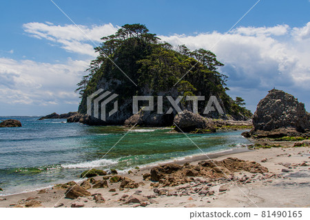 海灘、藍天和岩石 81490165