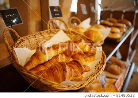 在麵包店排隊的羊角麵包 81490538