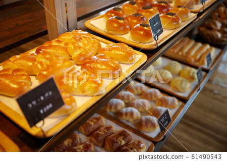 Bread lined up in a bakery Bread lined up in a bakery 81490543