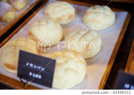 甜瓜麵包在麵包店排隊 81490551