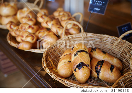 Bread lined up in a bakery Bread lined up in a bakery 81490558
