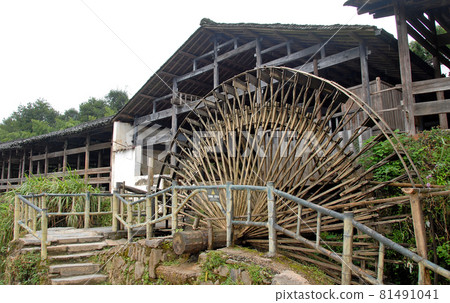 Qinghua in Wuyuan County, Jiangxi Province, China. A large wooden waterwheel on the Le'an River near the Qinghua Rainbow Bridge (Caihong Qiao). The bridge was destroyed by flood in 2020. Qinghua in Wuyuan County, Jiangxi Province, China. A large wooden waterwheel on the Le'an River near the Qinghua Rainbow Bridge (Caihong Qiao). The bridge was destroyed by flood in 2020. 81491041