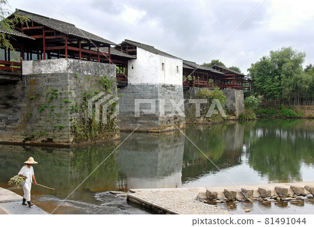 Qinghua in Wuyuan County, Jiangxi Province, China. The Qinghua Rainbow Bridge (Caihong Qiao) was a large stone beam bridge crossing the Le'an River. The Rainbow Bridge was destroyed by flood in 2020. 81491044