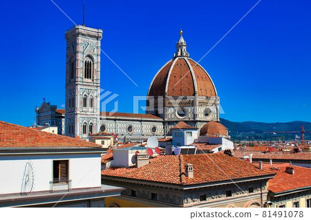 View the Duomo of Florence from a hidden spot View the Duomo of Florence from a hidden spot 81491078