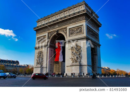French flag and triumphal arch shining in the blue sky 81491080