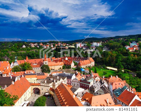 Cesky Krumlov's orange-roofed cityscape shining in the blue sky 81491101