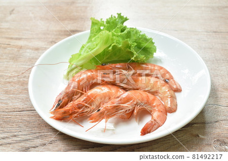 steamed river shrimp arranging with fresh lettuce on plate 81492217
