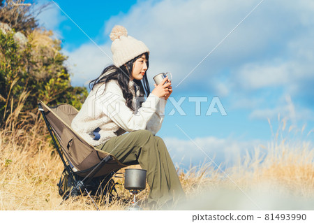 Woman doing solo camp 81493990