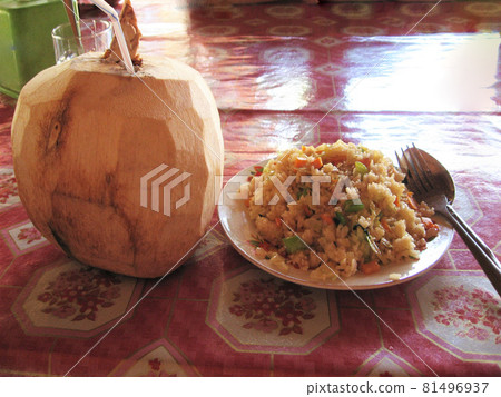 柬埔寨 Prasat Tom 附近午餐的炒飯和椰子汁。 柬埔寨 Prasat Tom 附近午餐的炒飯和椰子汁。 81496937
