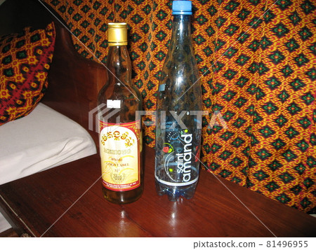 在柬埔寨暹粒的一間客房裡喝湄公河威士忌。 (老市場附近) 在柬埔寨暹粒的一間客房裡喝湄公河威士忌。 (老市場附近) 81496955