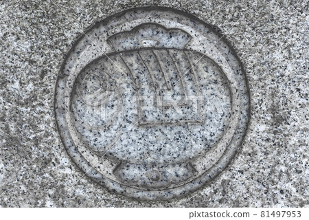 [東京駒込] 刻有大黑天推出的木槌圖片的花崗岩特寫。 81497953